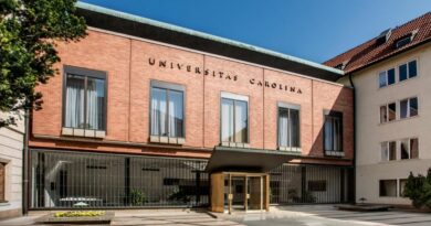 Univerzita Karlova se po uplynulých šesti měsících od tragédie na FF UK soustředí na bezpečí a odolnost   