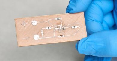 Vědci z FEL ČVUT a VŠCHT ladí, jak z PET lahví ekologicky vyrábět elektroniku