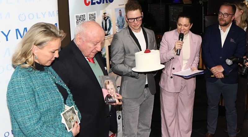 Rodiče Dagmar Patrasová a Felix Slováček vzdávají v knize ANIČKA hold své dceři! Výtěžek z prodeje poputuje VFN na Karlově náměstí