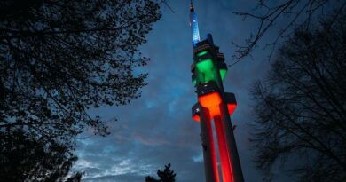 Žižkovská věž se rozzářila v barvách Micro RGB. Signalizovala tak příchod nové technologii od Samsungu